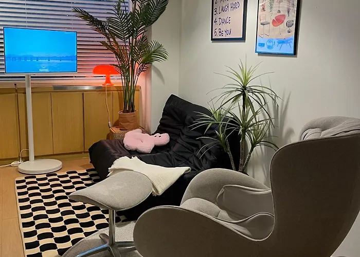 Hongdae Station Link House With Massage Chair *