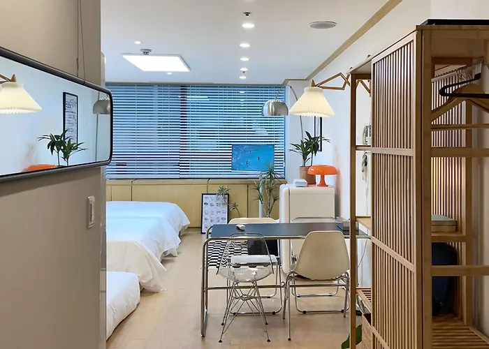 Hongdae Station Link House With Massage Chair * Seúl